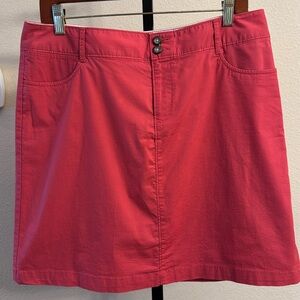 Dockers lightweight cotton-blend skort in pretty coral color. Ladies Size 10.